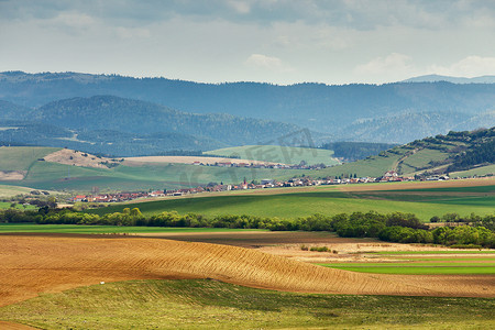 斯洛伐克绿色的春天山丘。