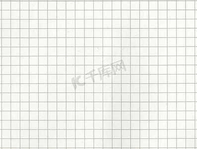 白色未涂层方格方格纸扫描风化米色薄教科书纸页的高分辨率大图像，带有灰色方格复制空间，用于演示高质量壁纸的文本