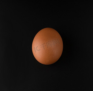 黑色背景中棕色壳的鸡蛋