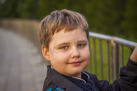 一个孩子的肖像，一个男孩在露天的摩天大楼和高层建筑的城市景观背景下。