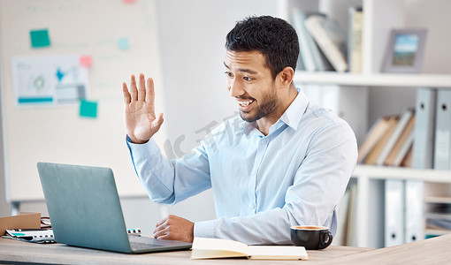 视频通话、虚拟会议和商人使用笔记本电脑在办公室工作场所进行营销 ppt 演示或财务报告。