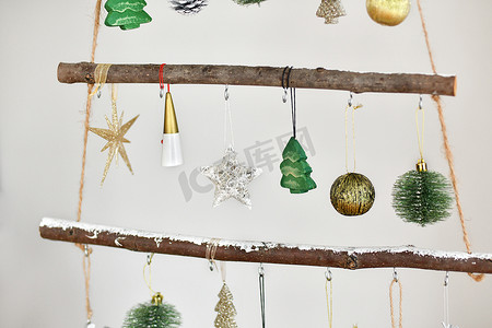 挂在墙上的手工木制圣诞树