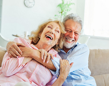 高级肖像女人男人夫妇快乐退休微笑爱老年生活方式老在一起积极健康活力拥抱结合浪漫玩得开心