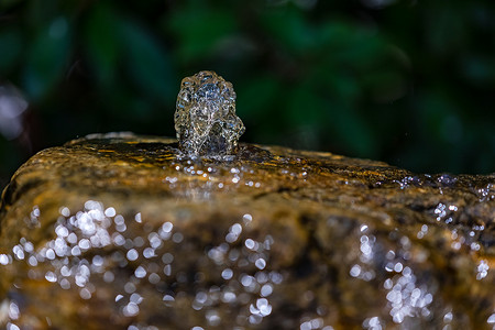 机芯中凝固的水从水石中冒出气泡