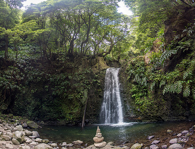 格雷福斯摄影照片_步行并探索亚速尔群岛圣米格尔岛的普雷戈萨尔托瀑布。