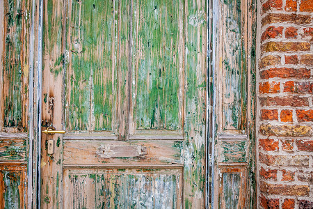 生锈材质摄影照片_带挂锁的旧生锈纹理木门，布鲁日，比利时