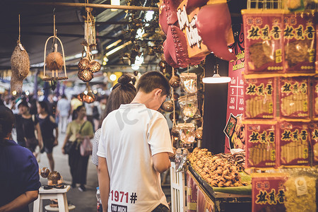 2019年10月，泰国曼谷乍都乍周末市场的泰国食品摊贩。