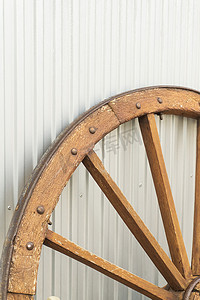 在金属背景的古色古香的木轮