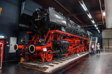 德国 SINSHEIM - MAI 2022：黑色红色古董复古蒸汽机车