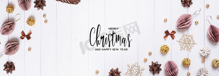 圣诞快乐和新年快乐贺卡，构图平铺在木质背景上