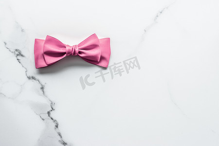 粉色丝带和大理石背景上的蝴蝶结、女孩婴儿淋浴礼物和奢华美容品牌的魅力时尚礼品装饰、假日平面设计