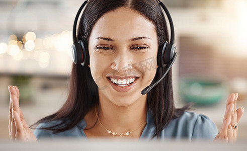 员工电脑摄影照片_呼叫中心、快乐的女人和客户服务销售员工咨询、谈话电话营销和在办公室电脑上工作。