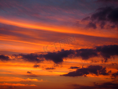 黄昏时的红橙色多云天空