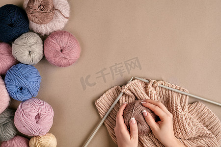 女手针织羊毛毛衣或格子米色的特写。