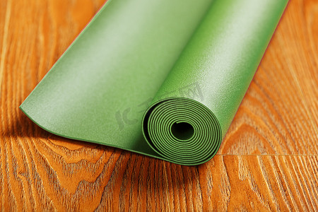 木地板上铺着绿色的瑜伽垫。