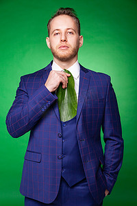 西装和领带由绿叶制成的时尚男士