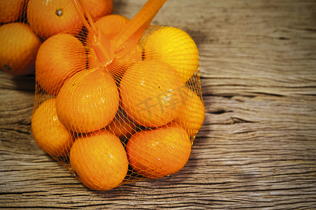 木质背景包装中的橘子，带复制空间
