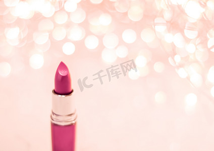玫瑰金圣诞、新年和情人节假日闪光背景上的粉色口红、豪华美容品牌的化妆和化妆品产品