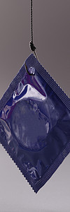 灰色背景上的蓝色避孕套包装。