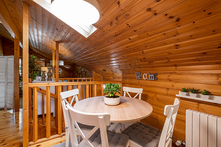 全木房子二楼有圆形餐桌和椅子。