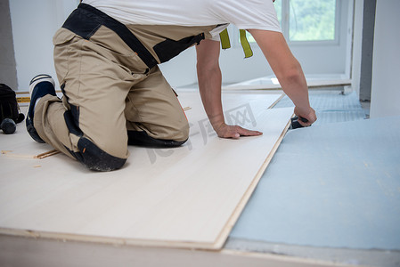 安装新层压木地板的专业工人