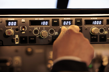 飞行员在仪表板上固定高度和经度水平