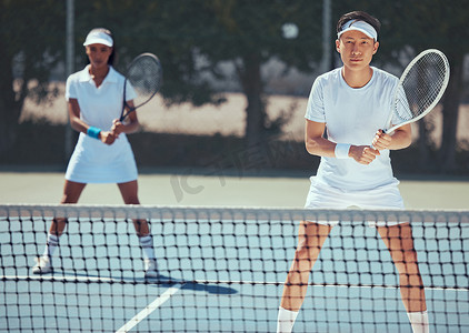 网球运动员团队在球场上的比赛，在极限运动比赛中的团队合作以及夏季体育合作训练。