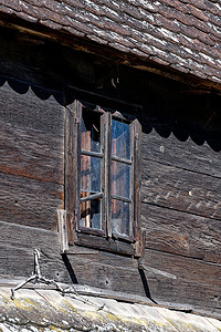 农业文化墙摄影照片_有残破的窗户的老木房子