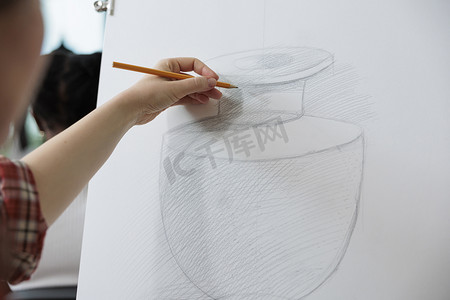 创意学生在画布上绘制花瓶模型，从事图形插图工作