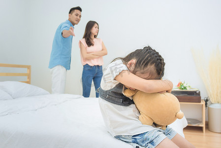 父母在卧室吵架时亚洲小女孩的悲伤