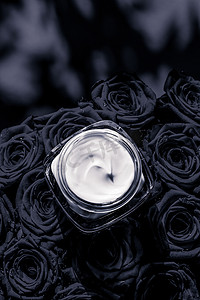 平面设计的背景摄影照片_面霜皮肤保湿霜和黑玫瑰花，以花卉背景为美容品牌假日平面设计的豪华护肤化妆品