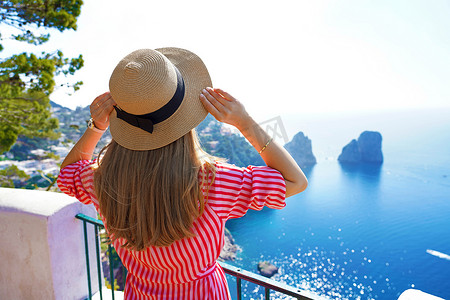 奥特曼相信光摄影照片_意大利卡普里岛阳光明媚的日子里享受意大利风景的年轻美女