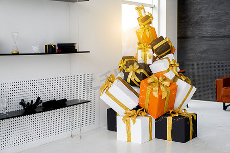 圣诞礼物礼盒堆放在客厅白色内饰的地板上