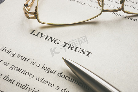 关于 Living trust 和眼镜的信息。