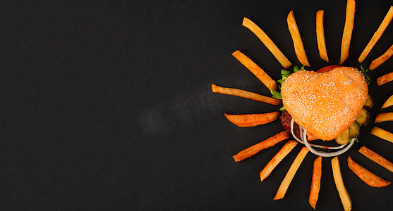 韭菜肉丁摄影照片_在黑色的心形汉堡包