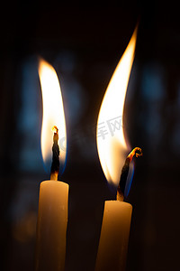 燃烧的蜡烛在视野中发光作为背景