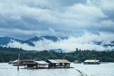 秋季湖上雾山漂流屋全景景观