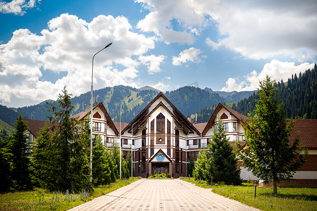 哈萨克斯坦阿拉木图地区夏季旅游旺季 Ak Bulak 山区度假酒店的主楼