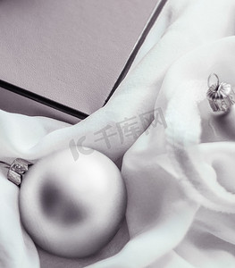 圣诞假期背景、节日小玩意和银色复古礼盒作为奢侈品牌设计的冬季礼物