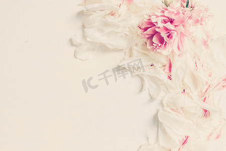 婚礼边框粉色摄影照片_木桌上美丽的粉色和白色牡丹花的抽象边框，带有复制空间，供您的文字顶视图和平铺风格