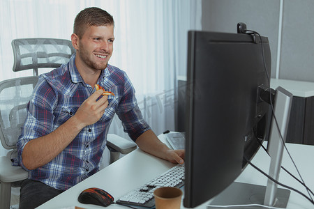 计算机程序员摄影照片_在家工作的男性计算机程序员