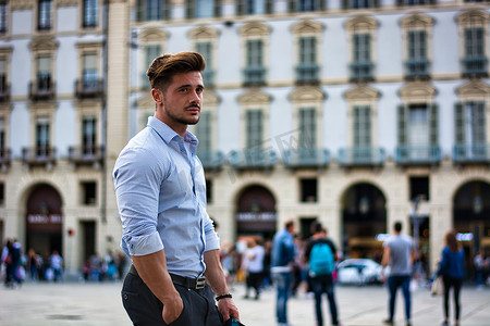 城市环境中一位英俊优雅的男士穿着衬衫