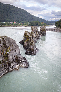 河流卡通摄影照片_一条水流湍急、宽阔饱满的山区河流。