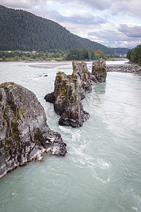 一条水流湍急、宽阔饱满的山区河流。