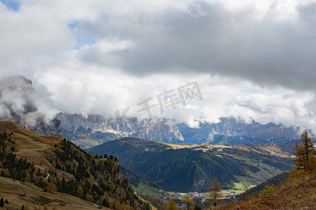 从帕苏塞拉 (Passo Sella) 远眺 Conturines 山和卡瓦洛山 (Monte Cavallo)。