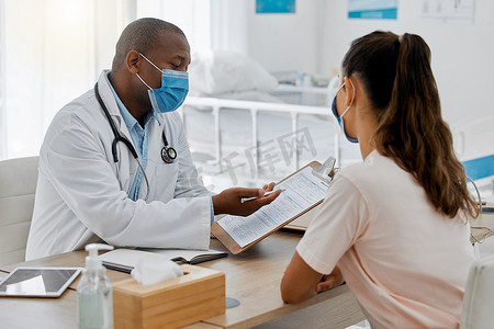 covid 流行病中的健康保​​险、合规性和医疗管理，医生在办公室与病人进行咨询。