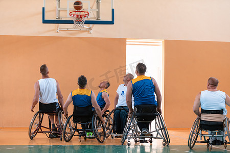 残疾人运动摄影照片_篮球比赛开始前，残疾人篮球队在大礼堂与选拔员合影