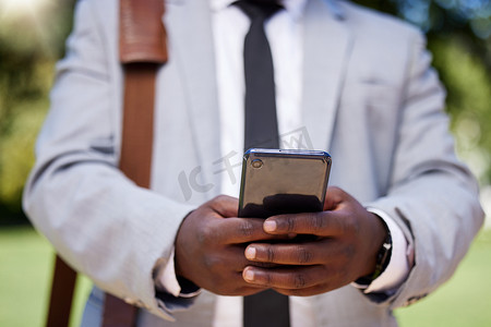 非洲会计师商人在社交媒体上使用电话或阅读有关企业财务和成功策略的新闻。