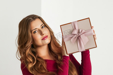生日、迎婴派对、婚礼或豪华美容盒订购的节日礼物，快乐的女人拿着包装好的粉红色礼物