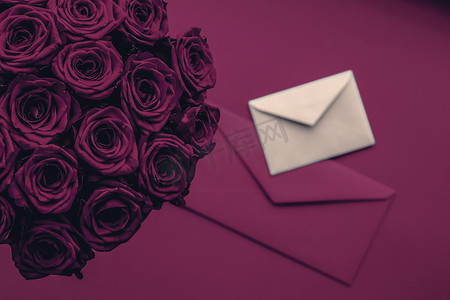 情人节送情书和鲜花、豪华玫瑰花束和葡萄酒背景卡片，浪漫假日设计